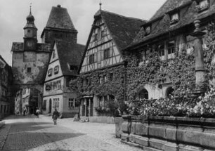 Rothenburg ob der Tauber. Blick auf den Röderbogen und den Markusturm