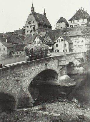 Auf der Neckarbrücke in Besigheim : Besigheim. Alte Enzbrücke. Blick auf das Rathaus