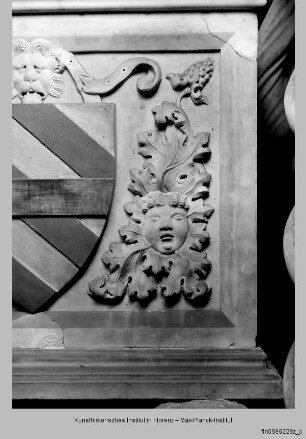 Zwei Wappen der Familie Corsini und Bruderschafts-Wappen der Cavalieri Gaudenti an der Schauseite - Corsini-Grab: Sarkophag