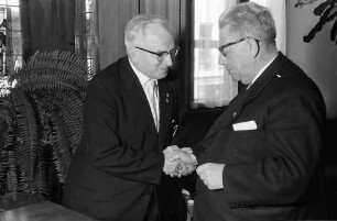 Freiburg: Regierungspräsidium; Bundesverdienstkreuz für Will Jäger; Willi Jäger, Regierungspräsident Dichtel