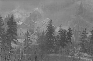Blick in ein Tal mit Fachwerkhäusern, im Vordergrund die Gaststätte "Deutsches Haus"
