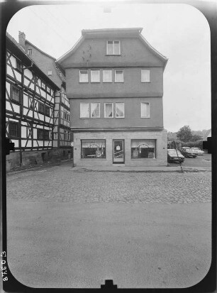 Schmalkalden, Gillergasse. Wohnhaus mit Laden. Giebelfront