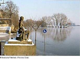 Große Kniende : Elbehochwasser. Im Vordergrund Plastik Große Knieende" (1936; O. Rost) im Rosengarten an der Einmündung Löwenstraße