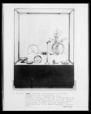 Vitrine mit Schalen und Bronzefiguren