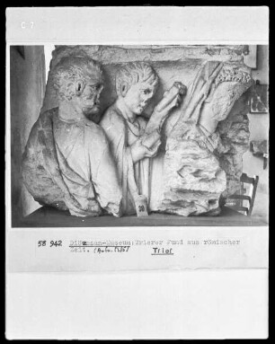 Relief mit drei Figuren (Altar?)