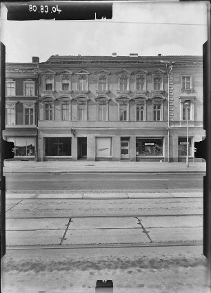 Potsdam, Friedrich-Ebert-Straße 118. Wohnhaus mit Läden. Straßenfront