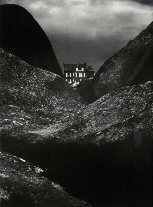 Haus zwischen Felsen in der Bretagne