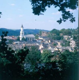 Elsterberg. Stadtansicht mit Laurentiuskirche und Burg Elsterberg. Blick vom Kriebelstein nach Nordost