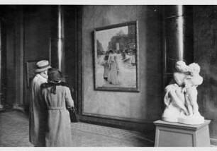 Der Generaldirektor der Staatlichen Museen Ludwig Justi mit Begleitung beim Betrachten des Gemäldes "Der Potsdamer Platz" von Hans Herrmann in der Nationalgalerie