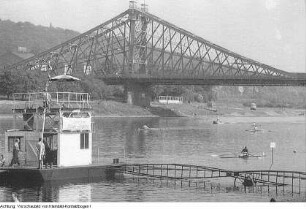 Dresden, Blasewitz. Inge Schlicke, Deutsche Meisterin im Ruder-Einer während der Ruderbootregatta in Dresden-Blasewitz 1964, 1964 & Dresden, Blasewitz. Ruderregatta 1964, Bildserie von der 75. Ruderregatta in Dresden-Blasewitz, Juni 1964