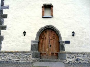 Evangelische Kirche - Kirchturm (Spätromanische Gründung 13 Jh) von Westen - Erdgeschoß mit Portal und profiliertem Gewände sowie (leerer) Figurennische