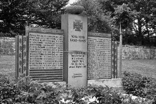 Friedhof und Gefallenendenkmal (Gefallenendenkmal , Friedhof); Schlitz, Hinter der Linde