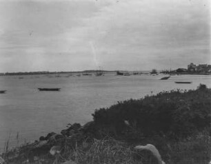 Bei Morbhian : Blick von der Küste auf das Meer mit Booten vor Morbhian