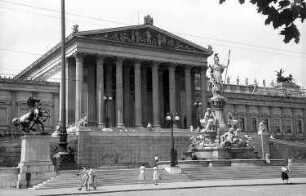 Wien: Parlament, klassischer Mittelpunkt mit Athene-Brunnen