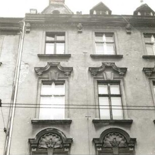Cottbus, Friedrich-Ebert-Straße 41. Wohn-und Geschäftshaus (E. 19. Jh.). Fenster (2. u. 3. OG)