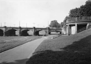 Königsufer : Dresden. Albertbrücke. Elbuferzone zwischen Albertbrücke und Marienbrücke. Teilansicht der Albertbrücke (1875/1877 von K. Manck), oberstrom mit rechetem Brückenkopf