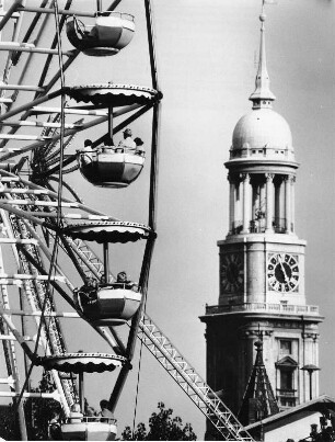 Hamburg-St. Pauli. Blick vom Dom (Heiligengeistfeld) Richtung Hauptkirche St. Michaelis. Im Vordergrund ein Riesenrad