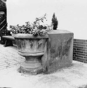 Brunnensockel; Bad Schwalbach, Ochsenberg (bei Rheingauer Straße Nr. 32)