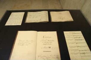 Ausstellungsvitrine mit Katalog der Kirchenmusikalien