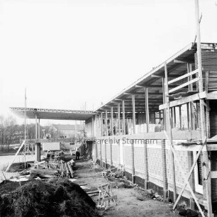 Am Exerzierplatz: Sportlerheim: Baustelle des Rohbaus im Winter: Blick nach Westen