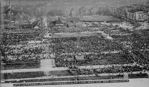 Dresden-Johannstadt. Abendkundgebung am 1. Mai 1933 auf der Vogelwiese. Luftbild-Schrägaufnahme von Norden