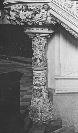 Halle (Saale), Dom, urspr. Dominikaner-Klosterkirche St. Pauli, Inneres, am nördl. 4. Pfeiler von Westen, Sandsteinkanzel, korbtragende Balustersäule; Ulrich Creutz