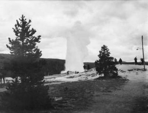 Old Faithful : Teilnehmer des Transkontinentalen Geographenkongresses vor dem Geysir Old Faithful im oberen Geysir-Becken des Yellowstone-Nationalparks