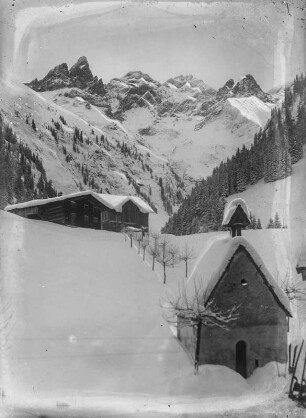 Allgäuer Alpen. Hof und Kapelle Sankt Katarina in Einödsbach gegen Trettachspitze (2595 m) und Mädelegabel (2645 m)