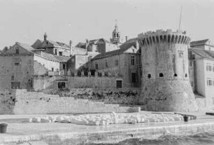 Wehrturm in Korcula : Turm und Stadtmauer von Korcula.