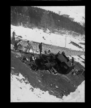 Verunglückte Dampflokomotive