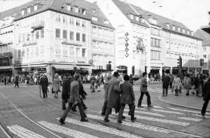 Freiburg: Fußgänger um den Bertoldsbrunnen