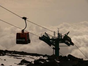 Ätna - aktiver Vulkan : Aus dem 3340 m hohen Krater steigen ständig Gaswolken auf. Bild: Seilbahn zum Gipfel. Aufgenommen im November 2007. Foto: Uwe Gerig
