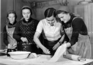 Unterricht im Backen in einem Lager des Reichsarbeitsdienstes