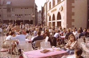 Freiburg: Kaffeegäste am Ratskeller und Rappen