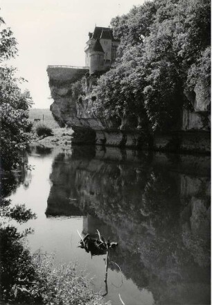 In der Dordogne oberhalb der Vézère, hier Schloß Belacry
