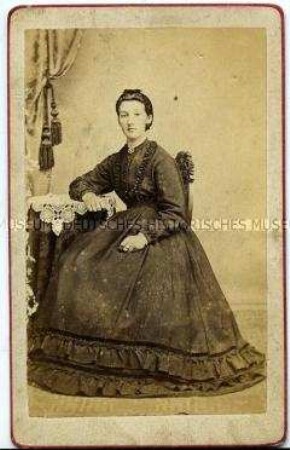 Sitzende Frau im dunklen Kleid, Carte de Visite