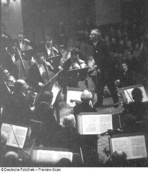 Konzert des Gewandhausorchesters Leipzig unter Leitung von Václav Neumann (A. Dvorak, Slawische Tänze)