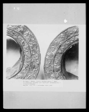 zwei etruskische Ständer aus Gold mit Granulation