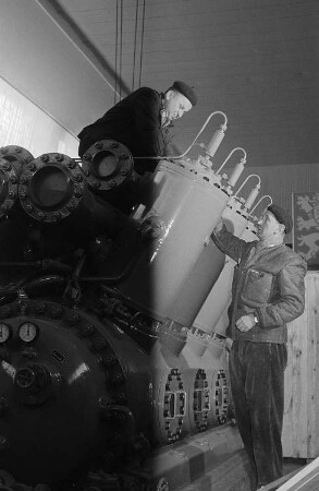 Vorbereitungen zur Frühjahrsmesse 1956, rumänischer Arbeiter beim Montieren einer technischen Anlage