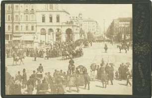 Kaiser Wilhelm I., König von Preußen im von Pferden gezogenen Landauer sitzend, in einer Berliner Strasse fahrend, gesäumt von Zivilbevölkerung, im Hintergrund eine Strassenbahn und die Siegessäule