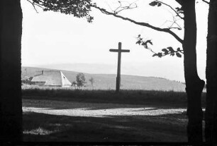 St. Peter: Rotes Kreuz und Kapfenhof; Vordergrund Äste
