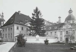 Kloster St. Marienthal, Konventsgebäude und Michaeliskapelle, rechts