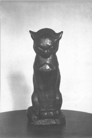 Große sitzende Katze. Bronze; H. 40 cm (vor 1945; E. Richter). Dresden-Südvorstadt, Eisenstuckstraße, Atelier der Künstlerin