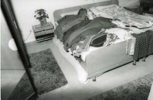 Kleidung auf einem Bett