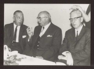 Seniorentreffen; Stadtdirektor Dr. Schmidt, Bürgermeister Herr Bröker, und 1. Beigeordn. Herr Benkmann. Detmold. Papierabzug