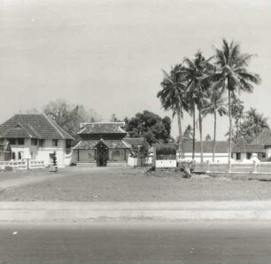Cochin, Indien. Platz mit ziegelgedeckten Häusern und mit Palmen