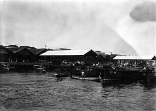 Im Hafen von Colombo : Einige Schiffe werden entladen.