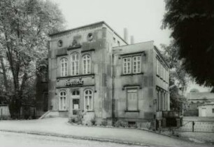 Dresden-Johannstadt, Blumenstraße 20. Wohnhaus mit Apotheke (um 1890)