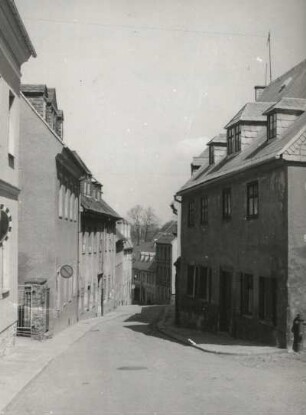 Annaberg-Buchholz. Ernst-Thälmann-Straße (Buchholzer Straße) mit Wohnhäusern mit Läden (Nr. 30/26)