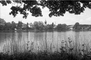 Weßling: Weßling, See mit Kirchturm, Vordergrund Schilf